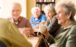 Personas mayores disfrutando de la jubilación anticipada